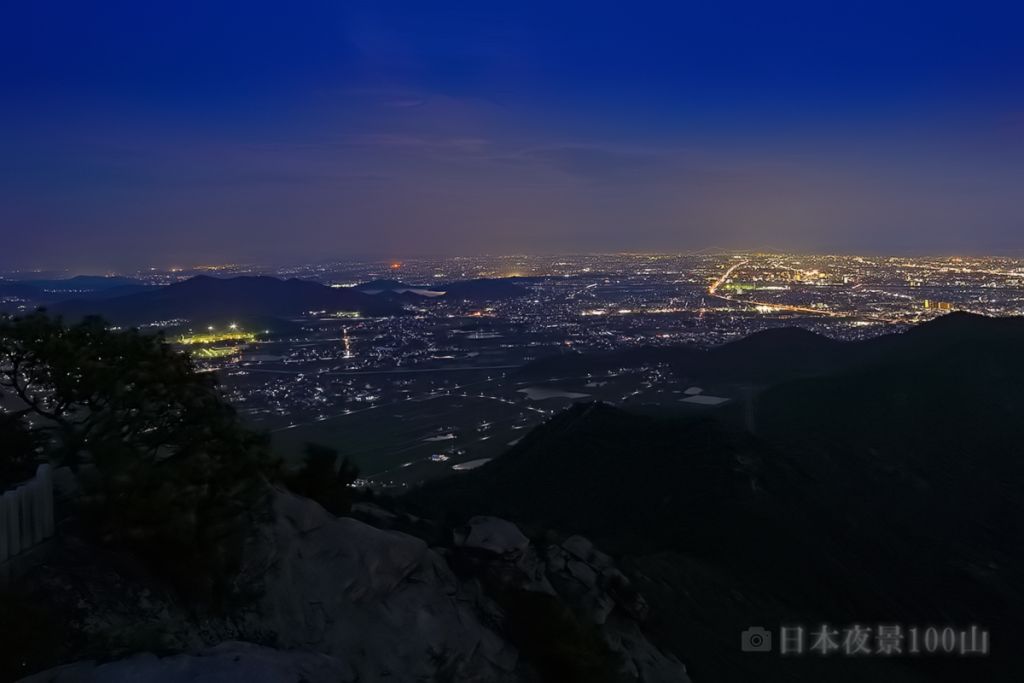 高御位山の山頂岩上