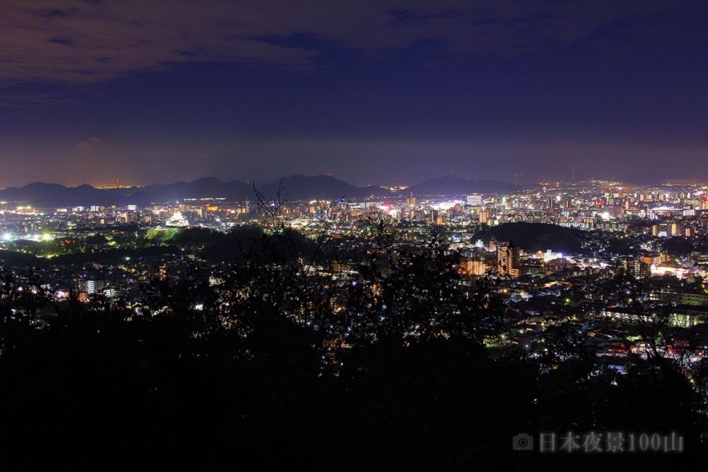 八丈岩山の山頂手前の露岩上